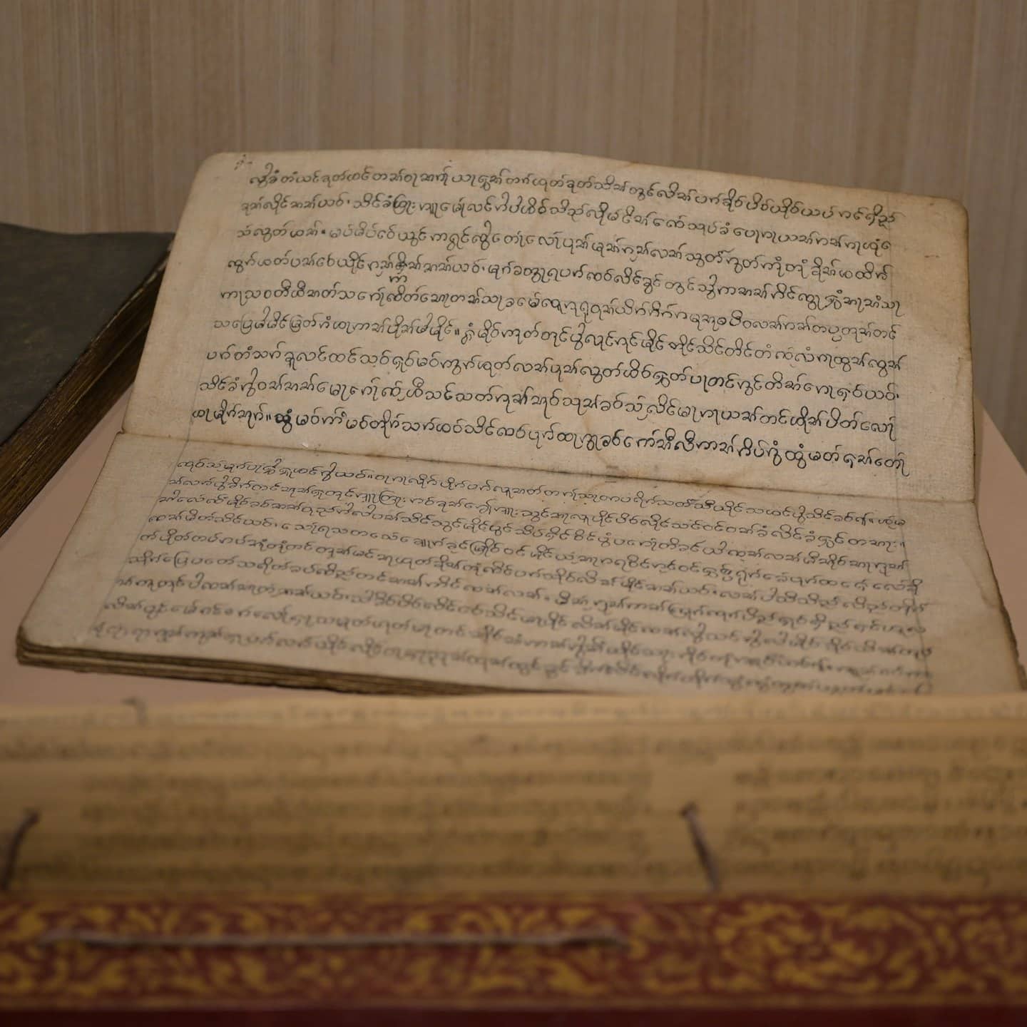 Ein aufgeschlagenes antikes Manuskript mit handschriftlicher Schrift auf gealtertem Papier.