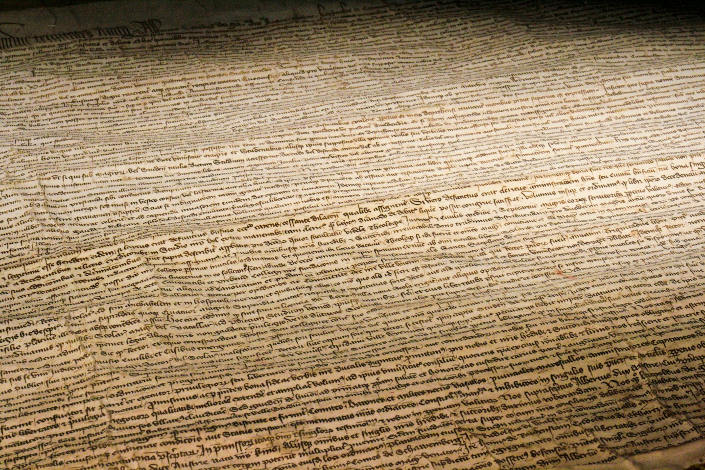 Antiker Pergament-Schriftstück mit dichter, historischer Schrift.
