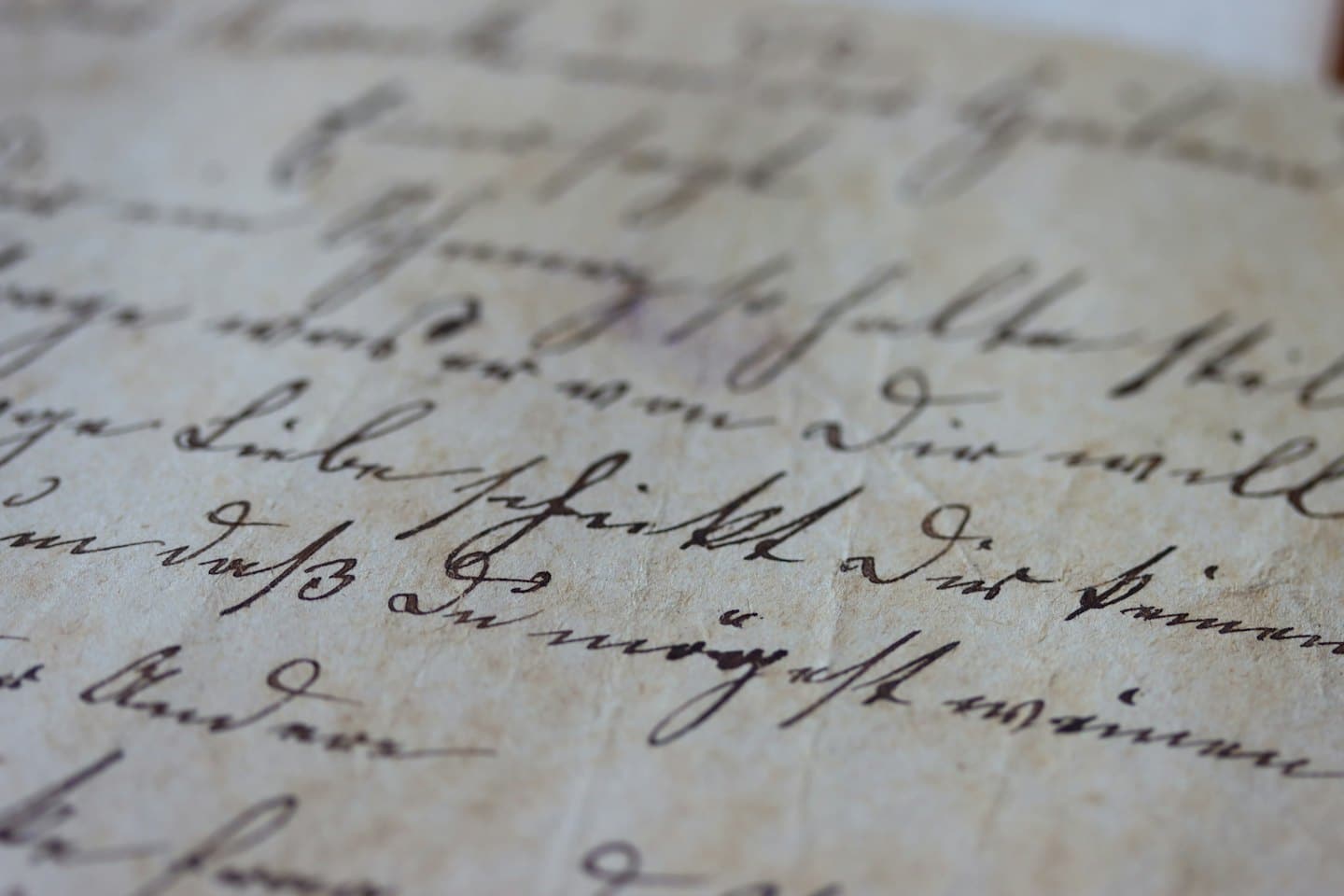 Alte deutsche Kurrentschrift in brauner Tinte auf gealtertem Papier.