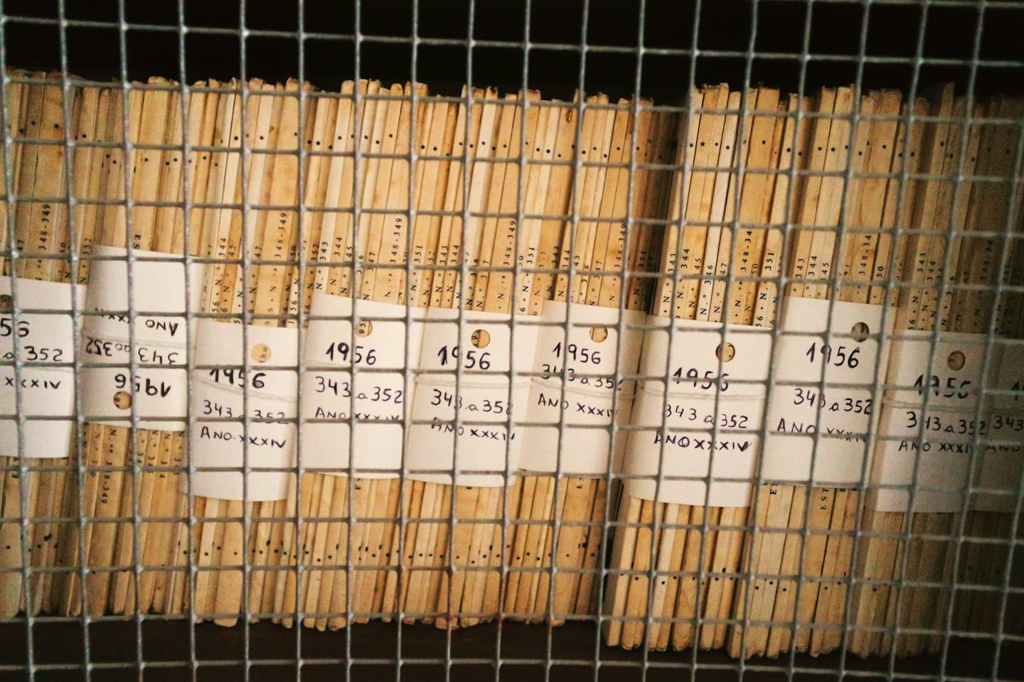 Alte Archivdokumente, vertikal in einem Metallständer gelagert.